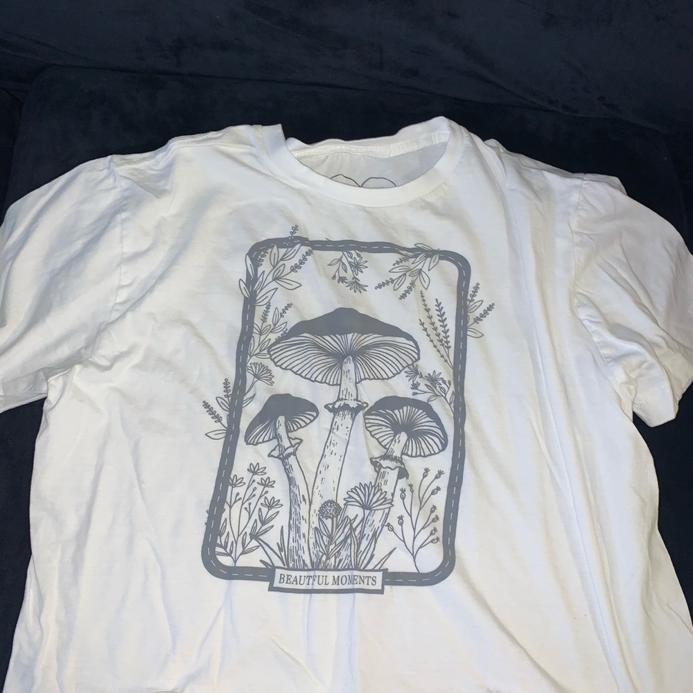 Woman’s cropped tee with mushrooms design